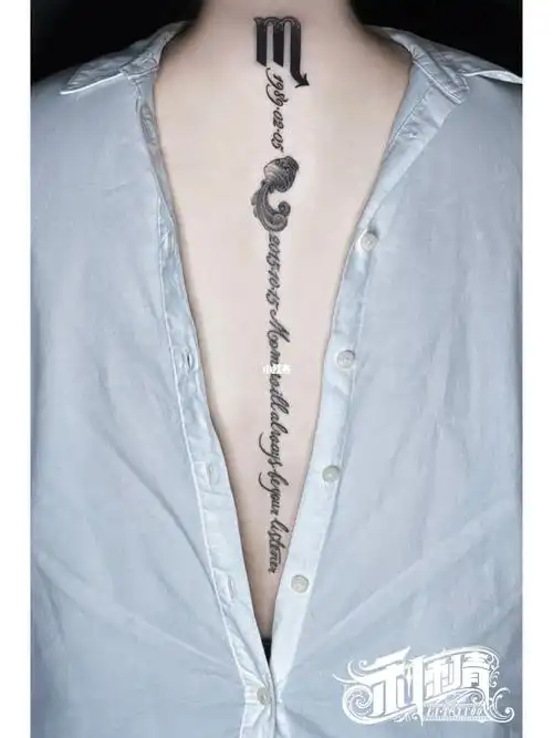 若隐若现背中脊椎骨纹身