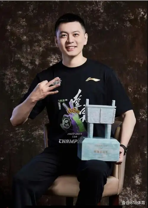 5月16日下午,辽宁队全队拍摄了夺冠写真,主教练杨鸣率领众弟