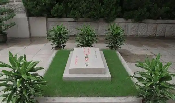 原创美国的宋美龄墓与中国宋庆龄墓相比,姐妹墓地差异明显,天壤之别