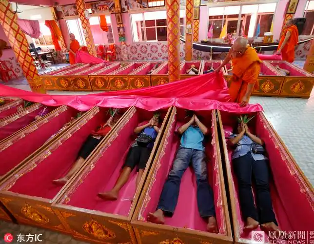 泰国:信徒"躺棺材"祈福