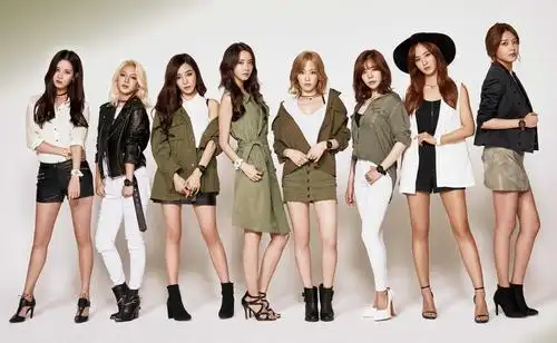 因为女团舞蹈较简单,所以我是先学习女团舞蹈的.