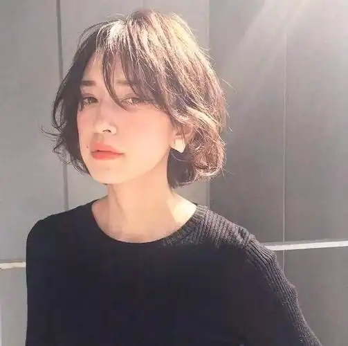 推荐4款齐肩卷发,洋气减龄