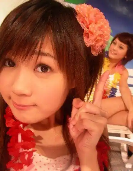 黑涩会美眉丫头晒求婚照,32岁人气不再却依旧可爱,男方是富二代