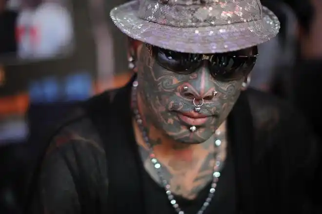 中国纹身第一人身份证难换曾吓哭小女孩老婆拒见面