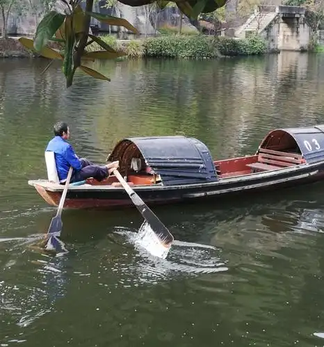 船夫用脚掌舵划水,用手掌握另一把浆来掌控方向的古老技艺,不容小觑呵