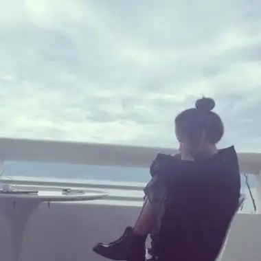 小清新的女生丸子头头像半夏半心