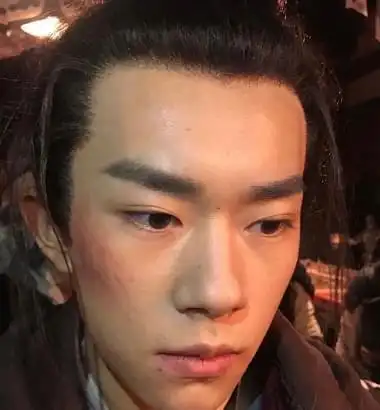 易烊千玺活动生图曝光脸部暗沉痘印多还是你心中的男神吗