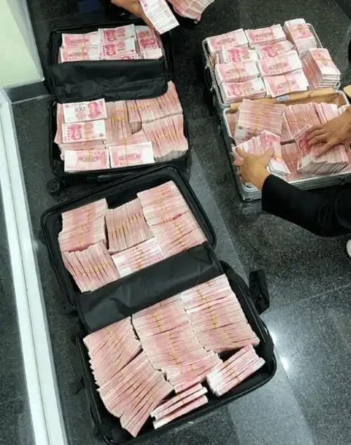 嫌银行服务差大v怒取500万元现金开着劳斯莱斯走了