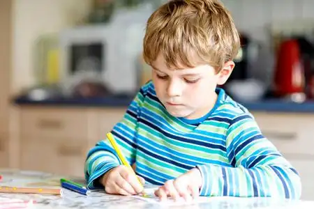 小孩子用五颜六色的铅笔写字, 在室内.小学和教育.