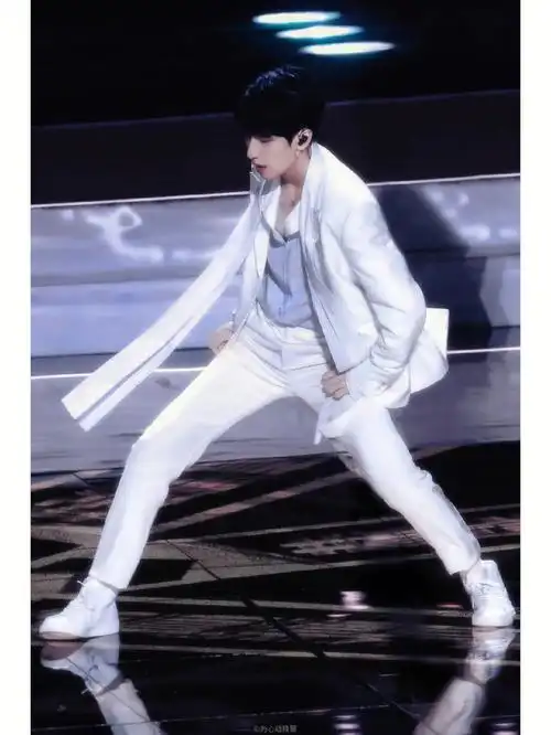 严浩翔翔哥这抢眼的大长腿