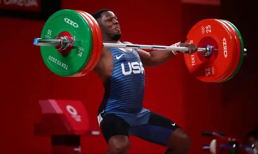 巴黎奥运会举重男子61公斤级决赛,卫冕冠军李发彬出战.