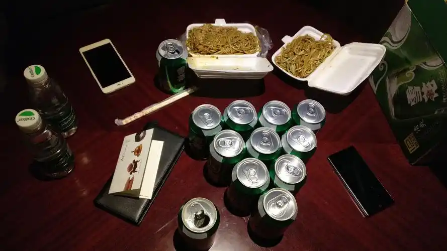 参加完晚宴回到酒店房间依旧无法入睡,那就故事与酒吧.