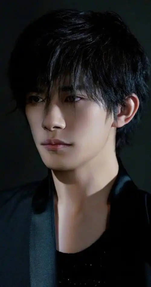 易烊千玺elle3月刊封面##易烊千玺elle世界尽头大片##易烊千玺晒图