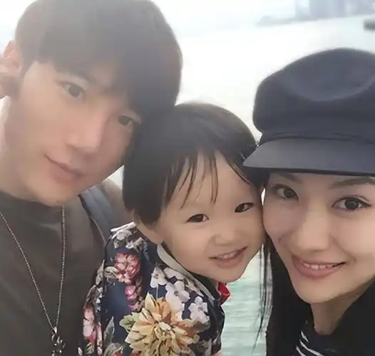 演员白冰:闪婚小三岁男模,分手后独自带娃,如今36岁仍单身_丁一_婚礼