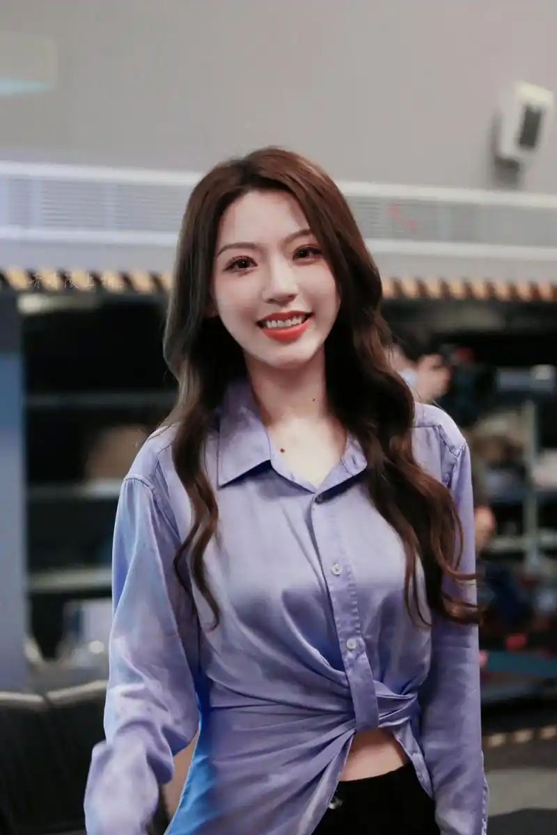 kpl解说天云主持人身材火辣,优雅迷人