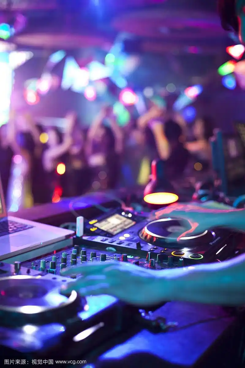 dj在舞厅打碟