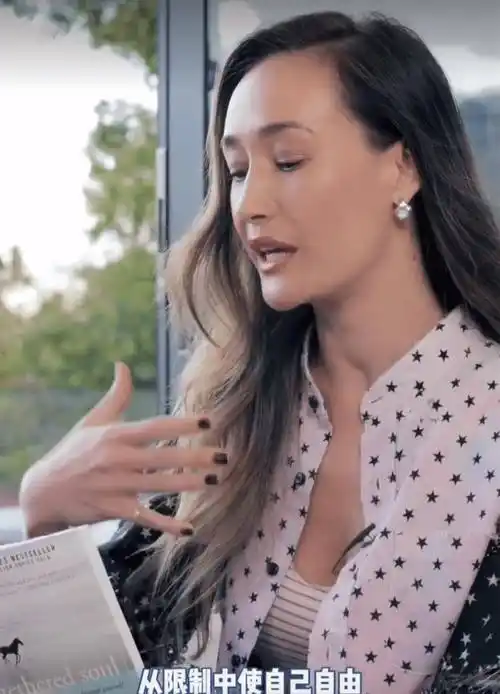 原创吴彦祖前任李美琪泳池旁做瑜伽曾令男神梦中流泪