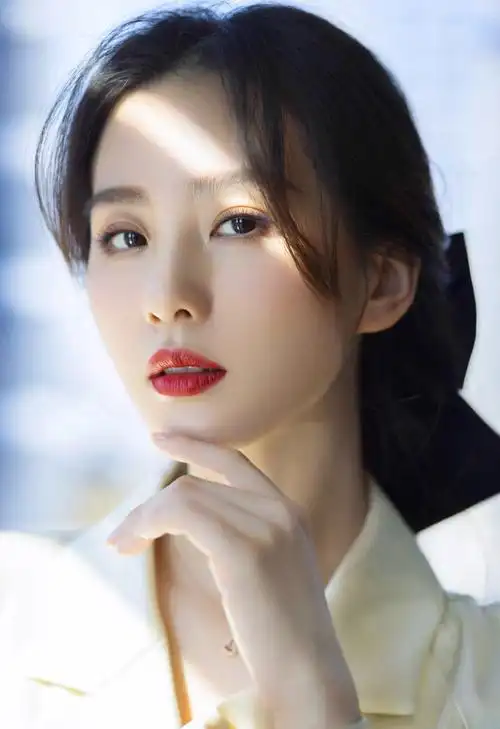 刘诗诗身着tods2021春夏系列乳白色睡袍式丝光风衣搭配qeelin经典珠宝