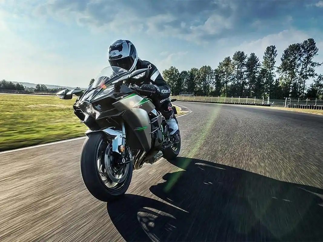 川崎ninja h2是一款超级跑车,被誉为"最快的生产摩托车",其拥有惊人的