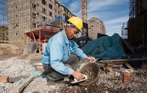 9月23日,一名工人在内蒙古阿尔山林业局保障房工地施工