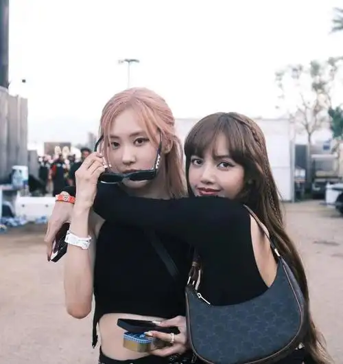 4月26日,朴彩英晒出几张与lisa在科切拉音乐节的随拍照,美女贴贴,一