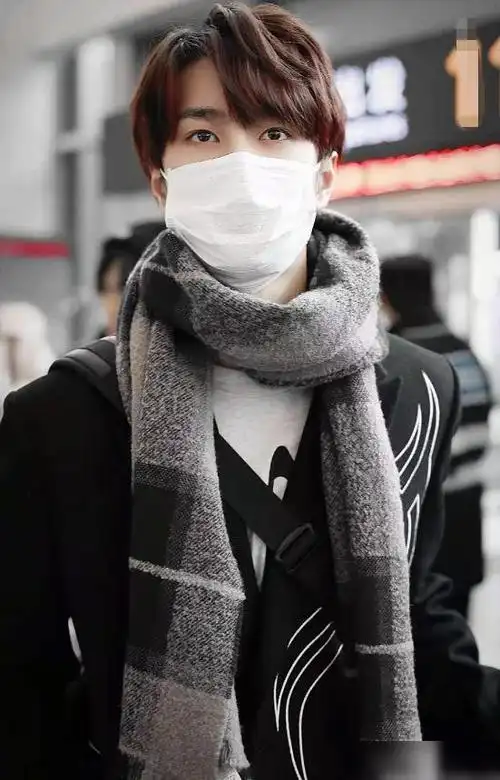 王一博穿黑色中长款大衣配上方格围巾绅士风满满