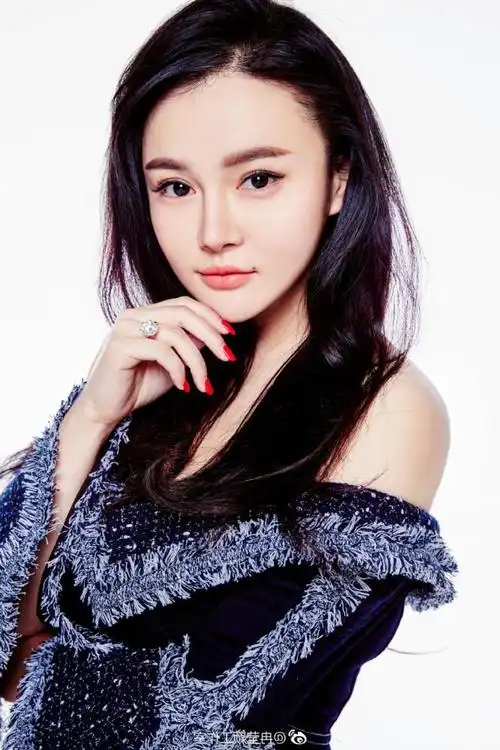 冉莹颖:坚定眼神 成熟线条 女人就该如此自信