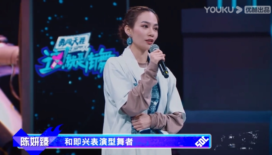 在niki跳舞前,王一博和张艺兴相视一笑,感觉是知道点什么,但又没有问