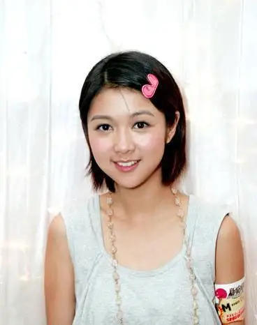 求薛凯琪短发时刘海夹上去的照片