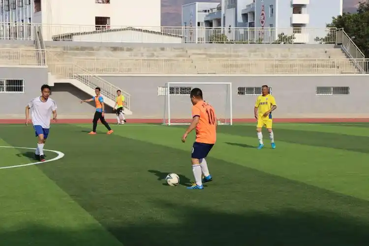 雄鹰要翱翔 足球伴成长——开远市第二中学足球场开球仪式