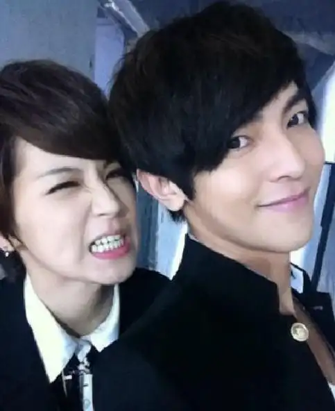 《终极一班》女主曾沛慈恋情被扒出,和男友在车内拥吻!