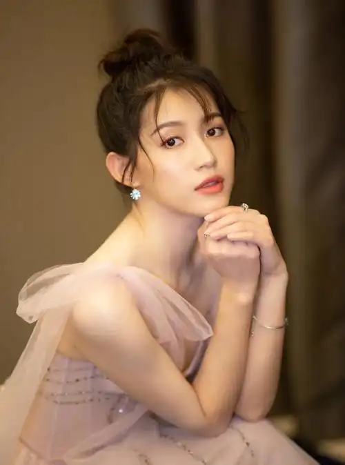 苏青晒最新街拍美照,简单搭配夏日少女气息惹人羡慕!