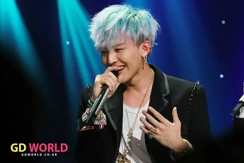 权志龙蓝头发图片.