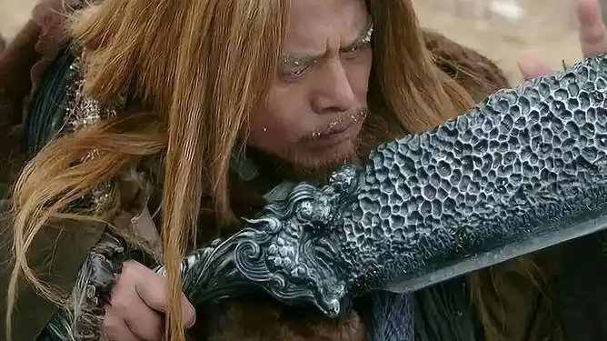 金毛狮王一个劲的抚摸屠龙刀貌似发现了什么