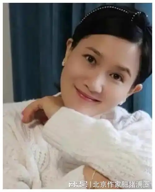 侯勇:风流情史!三婚两离之后和小20多岁女友结婚,年轻真好!