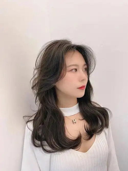 木马卷:整体发型,自然随意慵懒,s弯度蓬松,效果好