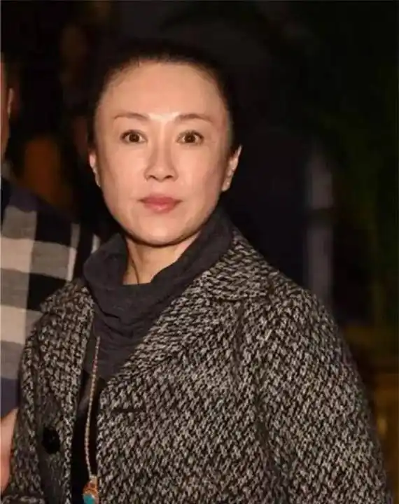 原创55岁傅艺伟近照曝光曾是最美妲己如今一头短发网友直呼认不出