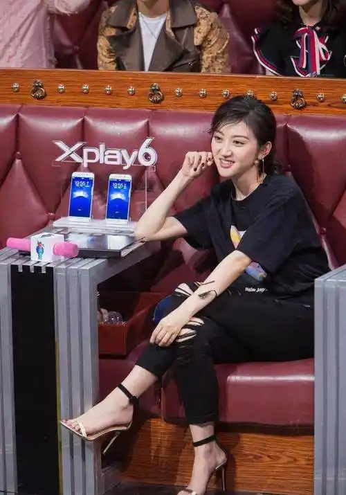 景甜很时尚,紧身裤搭配高跟鞋看起来又瘦又洋气,普通但品质非常高