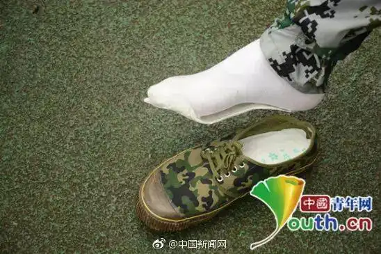 哎,内个,穿白袜子的同学,你的卫生巾好像贴反了!