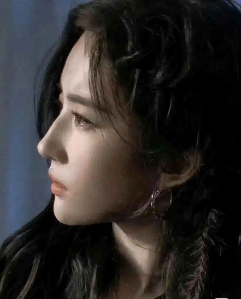 99  哇,这张侧脸照简直美哭了!