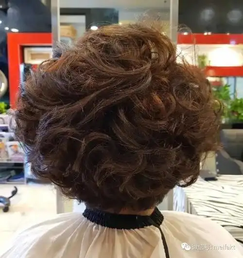 【一点资讯】中老年烫发造型的天花板,端庄高贵又有型! www.
