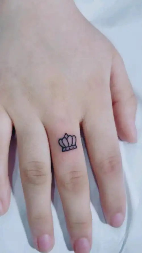 手指纹身皇冠小清新