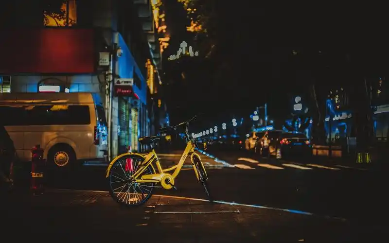 黄色的自行车,城市的夜晚,街头 4k