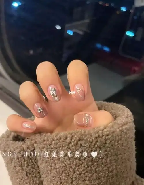 冬季茶色短款美甲