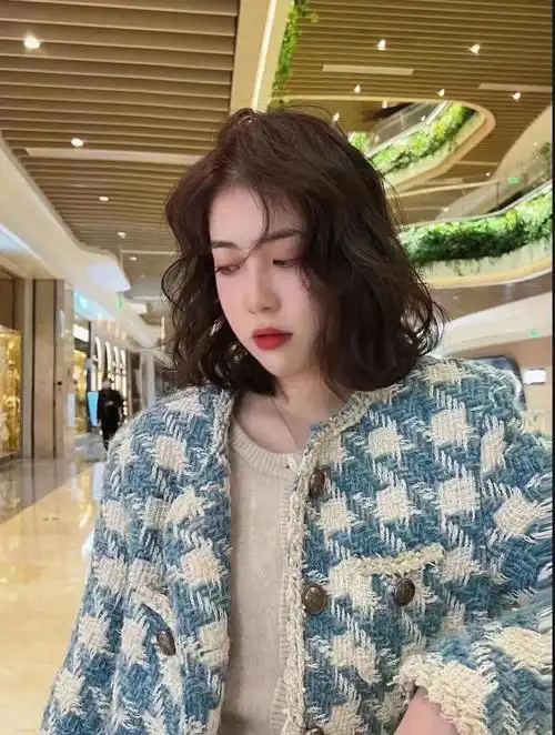 锁骨位置比短发抚媚,比长发清爽 好打理这个长度的女人味刚刚好以微卷