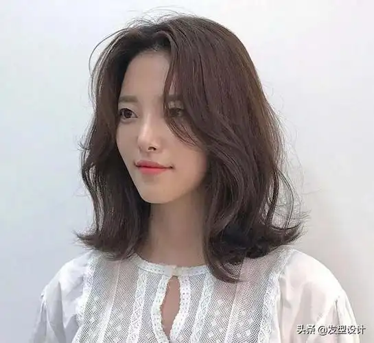 长卷发在秋冬更流行,卷发显发量,相比黑长直更有女人味,不是说黑发不