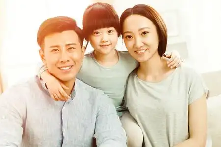 幸福的一家三口合影照片