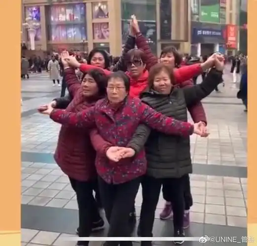 unine#unine 网红五角星pose# 土到极致就是潮更神奇的猿粪就是,那张