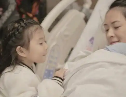 章子怡二胎产后近照,鬓角头发稀少,女神也难逃产后脱发