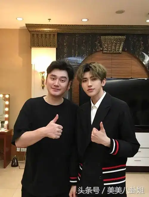 钱枫晒与蔡徐坤的合影,称"坤坤越来越棒了",网友:有点尴尬